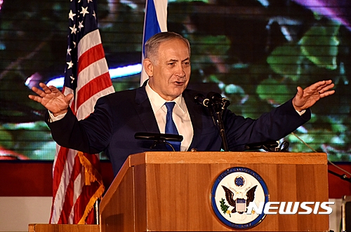 【텔아비브=AP/뉴시스】이스라엘의 베냐민 네타냐후 총리가 6월30일 미국의 댄 샤피로 이스라엘 주재 미국 대사 관저에서 열린 미 독립기념 축하 행사에 참석해 연설하고 있다. 그는 4일부터 사하라 이남 아프리카 4개국 순방에 나섰다. 2016. 7. 4.&nbsp;&nbsp; 