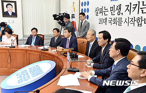 【서울=뉴시스】홍찬선 기자 = 더불어민주당 김종인 비상대책위원장이 1일 오전 서울 여의도 국회에서 열린 비대위회의에서 모두발언을 하고 있다. 2016.07.01. mania@newsis.com