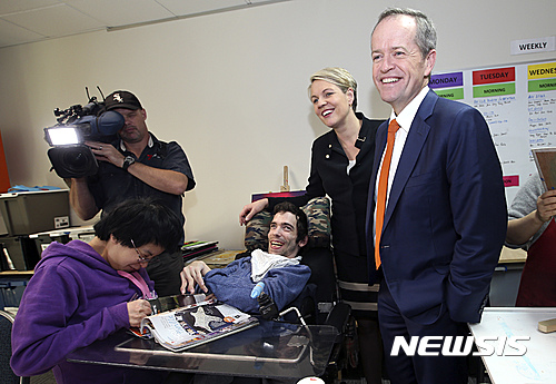 【시드니=AP/뉴시스】호주 야당 노동당의 빌 쇼튼 당수(오른쪽)가 30일(현지시간) 시드니 외곽 장애인센터를 방문해 시설을 둘러보고 있다. 호주에서는 2일 총선이 치러진다. 2016.07.01 