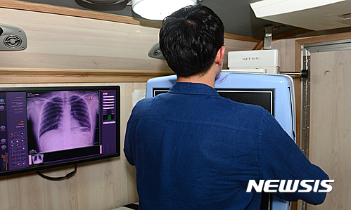 【서울=뉴시스】권현구 기자 = 1일 오전 서울 동작구 노량진 삼익아파트 관리사무소 앞에서 열린 '고시원 수험생 대상 무료 건강검진'을 찾은 수험생이 건강검진을 받고 있다. 2016.07.01.&nbsp; stoweon@newsis.com