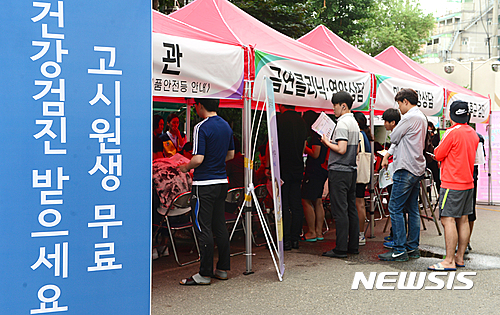 【서울=뉴시스】권현구 기자 = 1일 오전 서울 동작구 노량진 삼익아파트 관리사무소 앞에서 열린 '고시원 수험생 대상 무료 건강검진'을 찾은 수험생들이 건강검진 차례를 기다리고 있다. 2016.07.01. stoweon@newsis.com