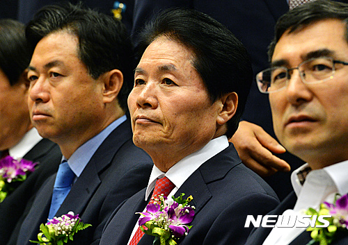 【서울=뉴시스】박진희 기자 = 1일 오전 서울 중구 농협중앙회 대강당에서 열린 농협 창립 제55주년 기념식 및 범농협 비전 선포식에 참석한 김영춘(왼쪽부터) 농림축산식품해양수산위원회 위원장, 김병원 농협 회장, 이준원 농림축산식품부 차관이 정부 훈포상식을 지켜보고 있다. 2016.07.01.&nbsp; pak7130@newsis.com