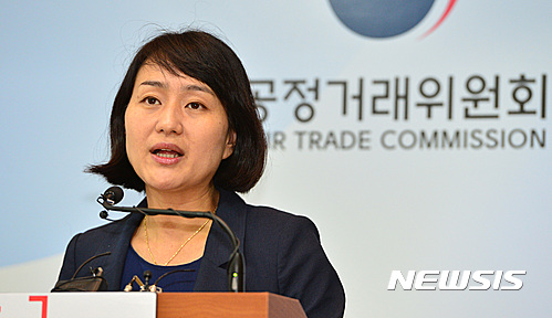 【세종=뉴시스】강종민 기자 = 민혜영 공정거래위원회 약관심사과장이 지난 1일 오후 정부세종청사 공정위 기자실에서 은행·저축은행의 약관을 심사해 만기일 경과후 이자를 지급하지 않는 조항, 은행 임의로 채무 상환순서를 정하는 조항, 접근매체 분실·도난 면책조항 등 29개 유형의 불공정 약관을 시정조치했다고 밝히고 있다. 2016.07.03 ppkjm@newsis.com