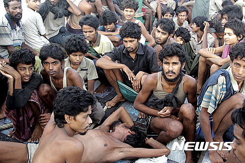 【아체=AP/뉴시스】미국 국무부는 30일(현지시간) 발표한 연례 인신매매 실태(TIP) 보고서에서 북한과 함께 미얀마를 최하 등급인 3등급(Tier 3)에 지정했다. 사진은 지난해 5월 20일 미얀마 소수족인 로힝야 난민과 불법이주민들이 배에 탄 채 인도네시아 동 아체 연안에서 구조를 기다리고 있는 모습. 2016.07.01 