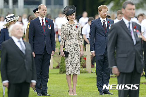 【티에프발=AP/뉴시스】1일(현지시간) 1차 세계대전 중 최악의 참극으로 불리는 '솜전투' 발발 100주년을 맞아 프랑스 북부 티에프발에서 열린 추모식에 영국 윌리엄 왕세손 부부(왼쪽 끝, 가운데)와 해리 왕자(오른쪽)가 참석해 희생자들을 추모하고 있다. 브렉시트 여파로 영국의 국론이 분열된 가운데에도 이날 데이비드 캐머런 영국 총리와 영국 왕실 가족은 합심해 희생자들을 추모했다. 2016.07.02. 