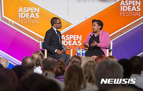 【애스펀=AP/뉴시스】로레타 린치 미 법무장관이 지난 1일 콜로라도주 애스펀에서 열린 회의에 참석하고 있는 모습. 린치 장관은 6일(현지시간) 민주당의 사실상 대선 후보인 힐러리 클린턴 전 국무장관의 개인 이메일 사용에 대한 조사가 어떤 기소도 없이 종료됐다고 공식 발표했다. 2016.7.7