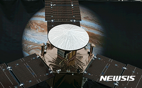 【패서디나=AP/뉴시스】미국항공우주국(나사)의 목성 탐사선 주노의 실물 크기 4분의1 사이즈의 모델이 1일(현지시간) 캘리포니아주 패서디나의 나사 제트추진연구소에 전시돼있다. 2016.07.05&nbsp; 