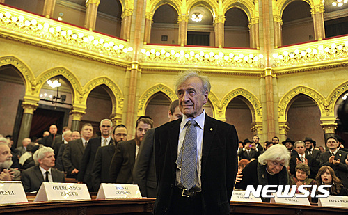 【부다페스트=AP/뉴시스】2009년 12월 9일 헝가리 부다페스트 시내의 국회의사당에 도착한 엘리 비젤의 모습. 노벨상 수상작가이며 홀로코스트 생존자인 비젤이 2일 87세로 타계했다고 이스라엘의 야드 바솀 홀로코스트 박물관이 발표했다. 2016.07.03&nbsp;&nbsp; 