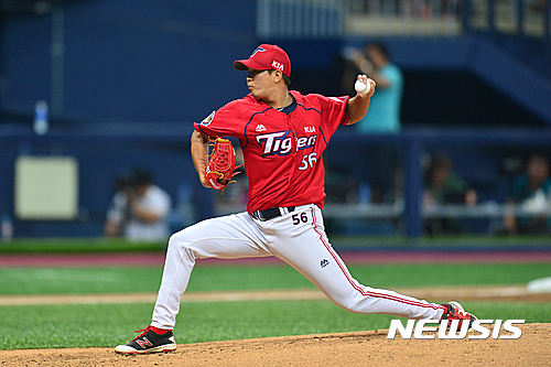 【서울=뉴시스】김동민 기자 = 3일 오후 서울 구로구 고척스카이돔에서 열린 2016 타이어뱅크 KBO리그 넥센 히어로즈와 기아 타이거즈의 경기, 기아 선발 임기준이 역투하고 있다. 2016.07.03.&nbsp; life@newsis.com