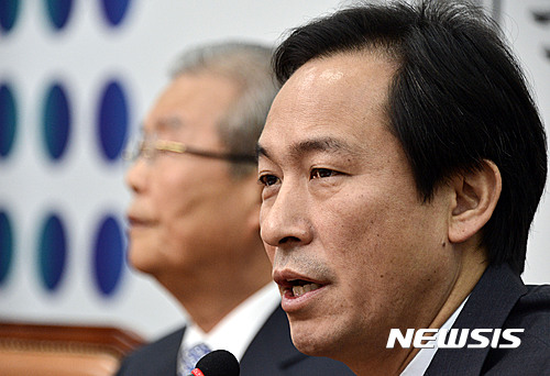 【서울=뉴시스】홍찬선 기자 = 더불어민주당 우상호 원내대표가 4일 오전 서울 여의도 국회에서 열린 비대위 회의에 참석해 모두발언을 하고 있다. 2016.07.04.&nbsp; mania@newsis.com 