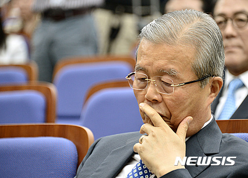 【서울=뉴시스】홍찬선 기자 = 더불어민주당 김종인 비상대책위원회 대표가 4일 오전 서울 여의도 국회에서 열린 의원총회에 참석해 생각에 잠겨 있다. 2016.07.04. mania@newsis.com