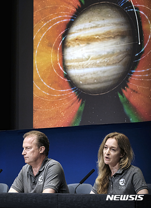 【패서디나=AP/뉴시스】미 항공우주국(나사)의 주노 목성탐사선 방사선 모니터링 책임자 하이디 베커 박사(오른쪽)와 주노 탐사선 프로젝트 책임자 릭 니바켄 박사가 4일(현지시간) 캘리포니아주 패서디나의 나사 제트추진연구소에서 주노의 목성 궤도 안착 과정에 대해 설명하고 있다. 2016.07.05 
