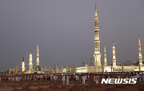 【메디나=AP/뉴시스】사우디 아라비아의 양대 성지 중 한 곳으로 꼽히는 메디나에서 4일(현지시간) 발생한 연쇄 자살폭탄테러로 치안 요원 4명이 숨지고 5명이 부상했다고 사우디 내무부가 5일 밝혔다.사진은 메디나 '예언자의 모스크'의 모습. 2016.07.05&nbsp; 