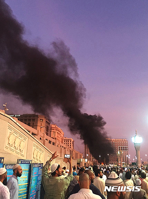 【AP/뉴시스】사우디 아라비아 메카와 함께 양대 성지로 꼽히는 메디나 모스크 인근에서 4일(현지시간) 폭탄이 터져 검은 연기가 치솟고 있다. 사진은 AP가 제보받은 것이다. 2016.07.05 