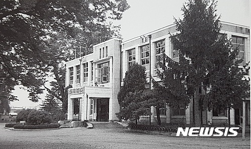  【충주=뉴시스】강신욱 기자 = 충북 충주시는 오는 8일로 읍에서 시로 승격한 지 꼭 60년이 된다. 사진은 충주시와 중원군이 통합하기 전인 1978년 6월 현 관아공원에 있던 옛 중원군 청사. 2016.07.05. (사진=충주시 제공)&nbsp; photo@newsis.com 