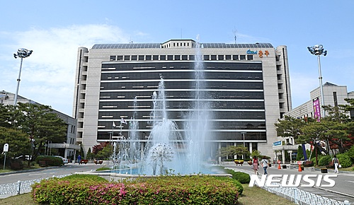  【충주=뉴시스】강신욱 기자 = 충북 충주시는 오는 8일로 읍에서 시로 승격한 지 꼭 60년이 된다. 사진은 현 충주시 청사. 2016.07.05.&nbsp; ksw64@newsis.com