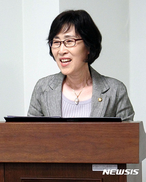 【서울=뉴시스】홍찬선 기자 = 국민의당 김삼화 의원이 5일 오후 서울 여의도 국회 의원회관에서 열린 대법관후보추천위원회의 문제점과 개선방안 토론회에 참석해 개회사를 하고 있다. 2016.07.05.(사진=김삼화 의원실 제공) photo@newsis.com