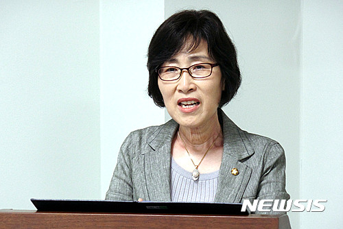 【서울=뉴시스】홍찬선 기자 = 국민의당 김삼화 의원이 5일 오후 서울 여의도 국회 의원회관에서 열린 대법관후보추천위원회의 문제점과 개선방안 토론회에 참석해 개회사를 하고 있다. 2016.07.05.(사진=김삼화 의원실 제공) photo@newsis.com