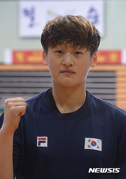 【서울=뉴시스】 장세영 기자 = 리우올림픽을 한 달 앞으로 다가온 5일 오후 서울 노원구 태릉선수촌에서 열린 2016 리우올림픽 D-30 미디어데이 행사에서 여자핸드볼 유소정이 포즈를 취하고 있다. 2016.07.05. photothink@newsis.com