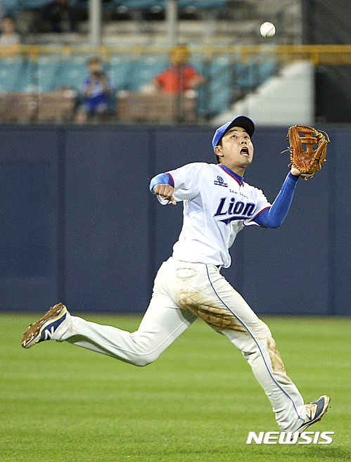 【대구=뉴시스】최진석 기자 = 5일 오후 대구 수성구 야구전설로 삼성라이온즈파크에서 열린 2016 타이어뱅크 KBO리그 LG 트윈스와 삼성 라이온즈의 경기, LG 5회초 무사 만루 상황 8번타자 손주인의 타구를 삼성 2루수 최재원이 잡아내고 있다. 2016.07.05. myjs@newsis.com