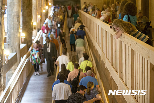 【윌리엄스타운=AP/뉴시스】미국 켄터키주 윌리엄스타운에 새로 건립된 노아의 방주 테마공원이 7일 개장을 앞두고 5일 사전개방돼 관람객들이 배 안을 둘러보고 있다.2016.07.05