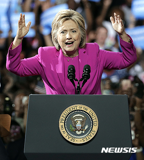 【샬럿=AP/뉴시스】미국 민주당의 사실상 대선 후보 힐러리 클린턴 전 국무장관이 5일(현지시간) 노스캐롤라이나주 샬럿에서 선거 유세를 하고 있다. 2016.7.6. 
