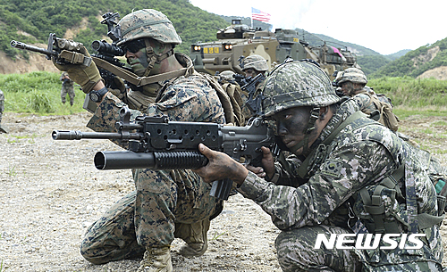 【포항=뉴시스】최진석 기자 = 6일 경북 포항 수성 사격장에서 열린 한미 해병대 연합 공지전투 훈련에서 대한민국 해병대와 미군 해병대가 KAAV 상륙돌격장갑차에서 내려 적진을 향해 조준하고 있다. 2016.07.06. myjs@newsis.com