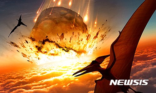  서울=뉴시스】영국 가디언은 6일(현지시간) 과학 전문지 '네이처 커뮤니케이션스'에 게재된 미국 미시간 대학 연구진의 논문을 인용해 공룡들이 화산폭발로 인한 기후변화와 소행성 충돌이라는 원-투 펀치를 맞고 멸종했다고 보도했다. 소행성 충돌이 일어나기 전 대규모 화산 폭발과 그로 인한 기후변화가 공룡 멸종의 또 다른 원인이었다는 것이다. 또한 공룡들이 순식간에 지구상에서 사라진 게 아니라 화산 폭발과 소행성 충돌로 이어지는 천년 여 간의 고통스런 시간을 거쳐 서서히 멸종한 것으로 밝혀졌다. <출처: 가디언> 2016.07.06.     