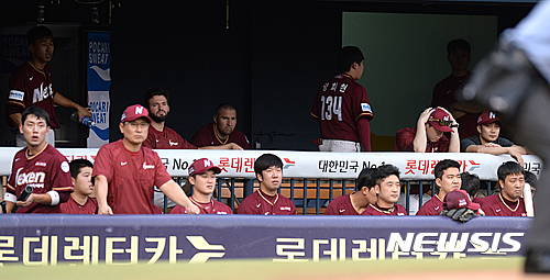 【서울=뉴시스】 장세영 기자 = 6일 오후 서울 송파구 잠실야구장에서 열린 2016 KBO리그 두산 베어스와 넥센 히어로즈의 경기, 넥센 이장석 대표의 출국금지 소식에 1회초 넥센 선수들이 가라앉은 분위기로 경기를 지켜보고 있다. 2016.07.06. photothink@newsis.com