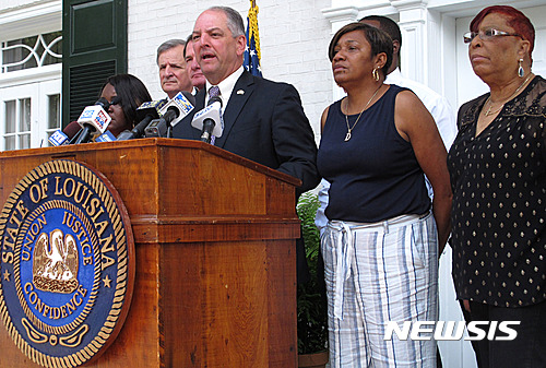 【배턴루지(미 루이지애나주)=AP/뉴시스】존 벨 에드워즈 루이지애나 주지사가 6일(현지시간) 주의회 의원들과 함께 미 연방 법무부가 지난 5일 37살의 흑인 남성 앨턴 스털링이 백인 경관 두 명의 총격으로 사망한 사건에 대한 조사를 이끌 것이라고 발표하고 있다. 이 사건으로 미국 흑인 사회의 분노가 다시 폭발하면서 긴장이 고조되고 있다. 2016.7.7