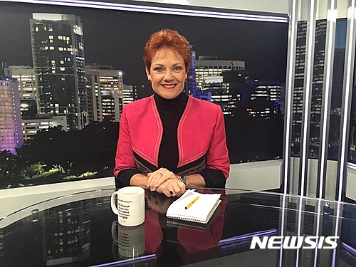 【서울=뉴시스】호주의 극우성향 여성 정치인 폴린 핸슨의 인종차별 발언이 논란을 빚고 있다. 6일 호주 매체 디오스트레일리안 등 현지 언론들에 따르면 호주 인종차별위원회 팀 수포마산 위원장은 "폴린 핸슨이 기자회견에서 인종차별적인 발언을 했다"며 "발언 수위가 매우 위험하다"고 경고했다. 핸슨은 지난 4일 기자회견에서 "호주가 무슬림으로 뒤덮힐 위험이 있다"며 "이슬람 성전에 감시 카메라를 설치하지 않으면 거리에서 테러가 발생할 수 있다"고 말했다. 사진은 폴린 핸슨. (사진=폴린 핸슨 공식 페이스북)2016.07.07