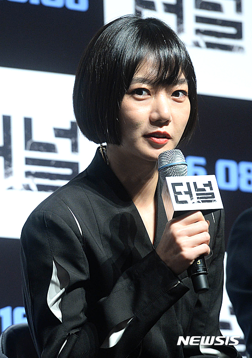 【서울=뉴시스】방지원 인턴기자 = 배우 배두나가 7일 오전 서울 강남구 압구정 CGV에서 열린 영화 '터널'(감독 김성훈)제작보고회에서 발언하고 있다.  8월 개봉예정인 영화 '터널'은 무너진 터널 안에 고립된 한 남자와 그의 구조를 둘러싸고 변해가는 터널 밖의 이야기를 그린 리얼 재난 영화다. 2016.07.07  tu1889@newsis.com