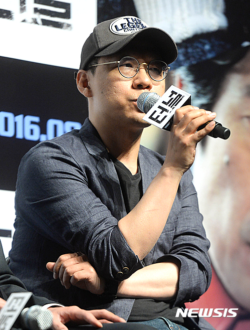 【서울=뉴시스】방지원 인턴기자 = 감독 김성훈이 7일 오전 서울 강남구 압구정 CGV에서 열린 영화 '터널'(감독 김성훈)제작보고회에서 발언하고 있다. 8월 개봉예정인 영화 '터널'은 무너진 터널 안에 고립된 한 남자와 그의 구조를 둘러싸고 변해가는 터널 밖의 이야기를 그린 리얼 재난 영화다. 2016.07.07 tu1889@newsis.com