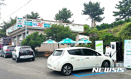 【제주=뉴시스】강정만 기자 = 제주특별자치도는 전기렌터카와 전기택시를 민간보급 수준으로 보조금을 지원하는 방안을 7일 발표했다. 사진은 도내 한 충전소에서 충전하고 있는 전기차. 2016.07.07 (사진= 뉴시스 DB). photo@newsis.com