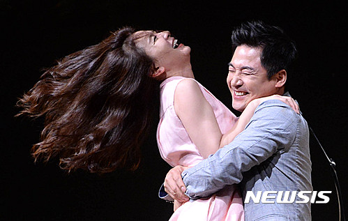 【서울=뉴시스】 박문호 기자 = 7일 오후 서울 종로구 대학로 DCF대명문화공장 수현재씨어터에서 진행된 연극 '민들레 바람되어(박준근 작, 김수희 연출) 프레스콜 무대에 오른 배우 전노민(오른쪽)과 이일화가 서로 장난치는 장면을 열연하고 있다. 2008년 초연 돼 전회 매진을 기록한 '민들레 바람되어'는 죽은 아내의 영혼과 살아있는 남편의 엇갈린 대화라는 독특한 구성으로 곁에 있을 때 하지 못한 사랑의 고백과 차마 말할 수 없는 삶의 작은 비밀을 털어놓으며 이 세상 가장 소중한 사랑을 확인하고 감사하며 삶의 고민과 갈등을 풀어낸다. 사별 후에야 소통이 가능해진 부부 안중기·오지영 역은 전노민·이일화, 김민상·이지하, 김영필·권진이 각각 연기한다. 2016.07.07. go2@newsis.com