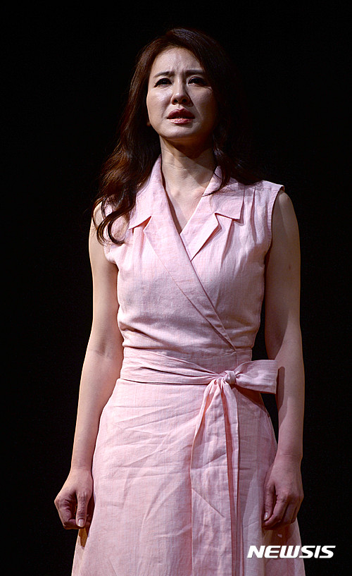 【서울=뉴시스】 박문호 기자 = 7일 오후 서울 종로구 대학로 DCF대명문화공장 수현재씨어터에서 진행된 연극 '민들레 바람되어(박준근 작, 김수희 연출) 프레스콜 무대에 오른 배우 이일화가 남편을 걱정하는 장면을 열연하고 있다. 2008년 초연 돼 전회 매진을 기록한 '민들레 바람되어'는 죽은 아내의 영혼과 살아있는 남편의 엇갈린 대화라는 독특한 구성으로 곁에 있을 때 하지 못한 사랑의 고백과 차마 말할 수 없는 삶의 작은 비밀을 털어놓으며 이 세상 가장 소중한 사랑을 확인하고 감사하며 삶의 고민과 갈등을 풀어낸다. 사별 후에야 소통이 가능해진 부부 안중기·오지영 역은 전노민·이일화, 김민상·이지하, 김영필·권진이 각각 연기한다. 2016.07.07. go2@newsis.com