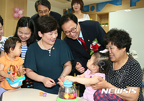 【서울=뉴시스】강은희 여성가족부 장관이 7일 서울 도봉 어린이문화정보도서관에서 열린 공동육아나눔터 개소식에 참석한 뒤 시설을 둘러보며 아이를 바라보고 있다. 2016.07.07. (사진=여성가족부 제공)&nbsp;&nbsp; photo@newsis.com 