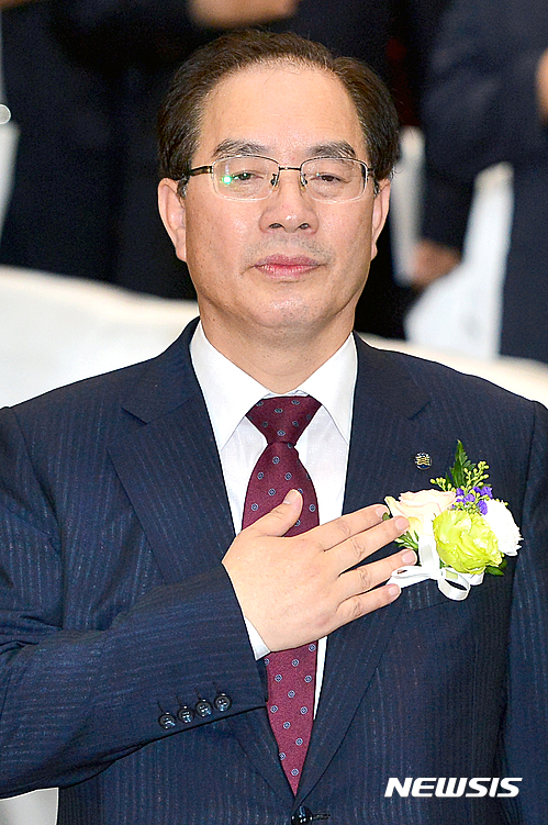 【서울=뉴시스】김동민 기자 = 7일 오후 서울 서초구 한국교원단체총연합회(한국교총) 컨벤션홀에서 열린 제36대 하윤수 회장 및 부회장 취임식에 참석한 하 회장이 국기에 대한 경례를 하고 있다.&nbsp; 제36대 하 회장과 부회장단의 임기는 2016년 6월 20일부터 3년간이다. 2016.07.07. life@newsis.com