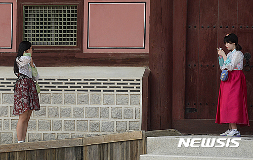【서울=뉴시스】방지원 인턴기자 = 종로구가 다음달 초 부터 한복을 착용한 시민과, 관광객에게 음식 가격의 10~20%를 할인해주는 '한복사랑 실천음식점 시범사업'을 시작한다고 밝힌 7일 오후 서울 종로구 경복궁에 한복을 입은 학생들이 사진촬영을 하고 있다. 2016.07.07&nbsp; tu1889@newsis.com