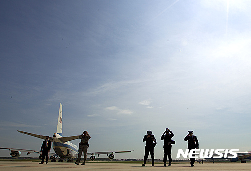 【AP/뉴시스】버락 오바마 미국 대통령이 7일(현지시간) 폴란드의 나토(NATO) 회원국 정상회의 참석과 스페인 방문을 위해 탑승한 대통령 전용기 앞에서 메릴랜드주 공군기지의 군인들이 걸어가고 있다. 2016.07.08