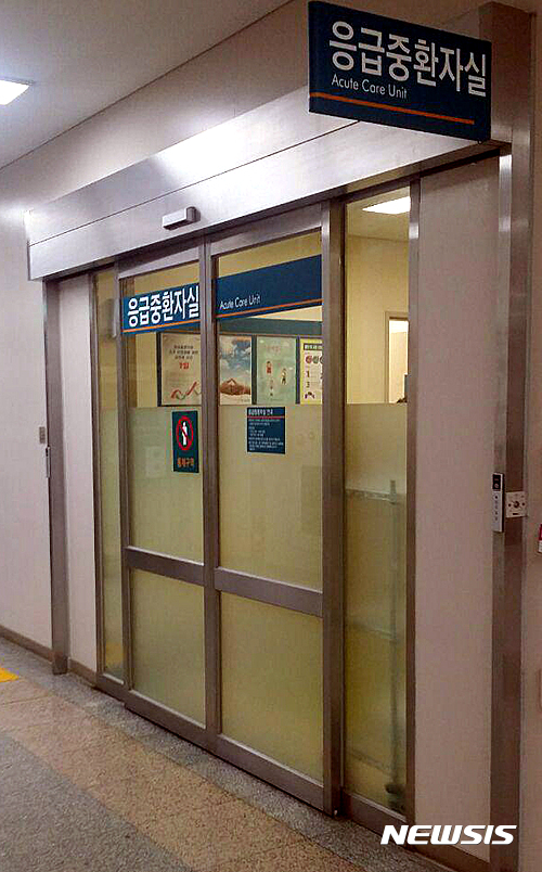 【서울=뉴시스】조명규 기자 = 8일 새벽 김금수(58) 강원 양구군 부군수가 흡인성 폐렴으로 쓰러져 서울 아산병원으로 이송돼 치료를 받고 있다.2016.07.08&nbsp; mkcho@newsis.com