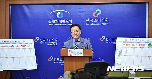 【세종=뉴시스】강종민 기자 = 정현희 한국소비자원 식품미생물팀장이 지난 8일 오전 정부세종청사 공정거래위원회 기자실에서 프랜차이즈 치킨이 제품별로 영양성분, 중량 등이 차이가 있고, 나트륨과 당류 등의 저감화를 위한 제조업체의 노력이 필요하다고 밝히고 있다. 2016.07.10 ppkjm@newsis.com