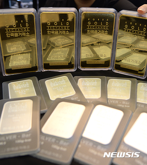 【서울=뉴시스】조수정 기자 = 국제금값이 7일(현지시각) 뉴욕상품거래소에서 전날보다 온스당 5달러 하락한 1362.10달러를 기록했다. 또 뉴욕상품거래소 기준 7일 국제 은 가격은 온스당 96.5센트 급등한 19.80 달러에 마감했다. 국제 은 가격은 지난 1일(현지시각) 22개월만에 최고치를 경신하며 지난 6일까지 급상승했다. 8일 서울 종로구 한국금거래소에서 직원들이 금(위)과 은(아래) 제품을 확인하고 있다. 2016.07.08. chocrystal@newsis.com