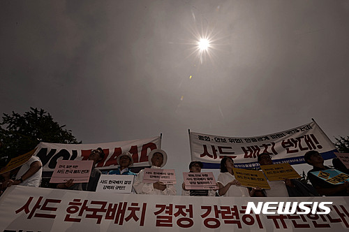 【서울=뉴시스】 박문호 기자 = 8일 오후 서울 용산구 국방부 앞에서 평화와통일을여는사람들(평통사) 등 시민단체가 "한미 양국은 고고도 미사일방어체계 사드(THAAD)를 주한미군에 배치하기로 최종결정했다"는 국방부의 발표를 규탄하며 철회를 요구하고 있다.&nbsp; 한미는 이날 공동발표문에서 "북한의 핵·WMD 및 탄도미사일 위협으로부터 대한민국과 우리 국민의 안전을 보장하고 한미동맹의 군사력을 보호하기 위한 방어적 조치로서 주한미군에 사드 체계를 배치하기로 한미동맹 차원의 결정을 했다"고 밝혔다. 2016.07.08.&nbsp; go2@newsis.com