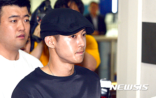 【서울=뉴시스】김동민 기자 = 전 여자친구 A씨로부터 16억 원대 손해배상청구 소송을 당한 배우 겸 가수 김현중이 8일 오후 서울 서초구 서울중앙지방법원에 출석하고 있다. 2016.07.08. life@newsis.com 