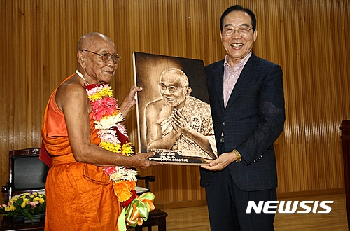 【보은=뉴시스】이성기 기자 = 8일 오후 충북 보은군청에서 열린 캄보디아 승왕(僧王)인 뗍봉(Tep Vong) 스님 일행 환영행사에서 정상혁 보은군수가 뗍봉 스님을 반갑게 맞고 있다.2016.07.08(사진=보은군 제공)&nbsp; sklee@newsis.com 