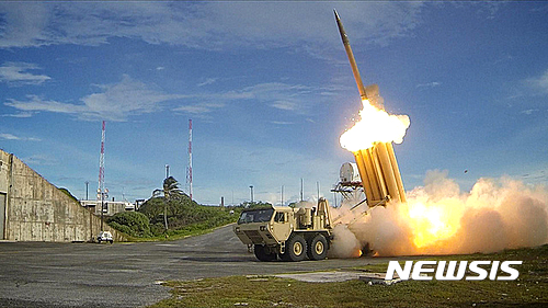 【서울=뉴시스】 한·미 양국이 8일 주한미군의 사드(THAAD·고고도미사일방어체계) 배치를 공식화했다. 사진은 미군이 제공한 사드 발사 모습. 2016.07.08. (사진출처 : 미 국방부)photo@newsis.com