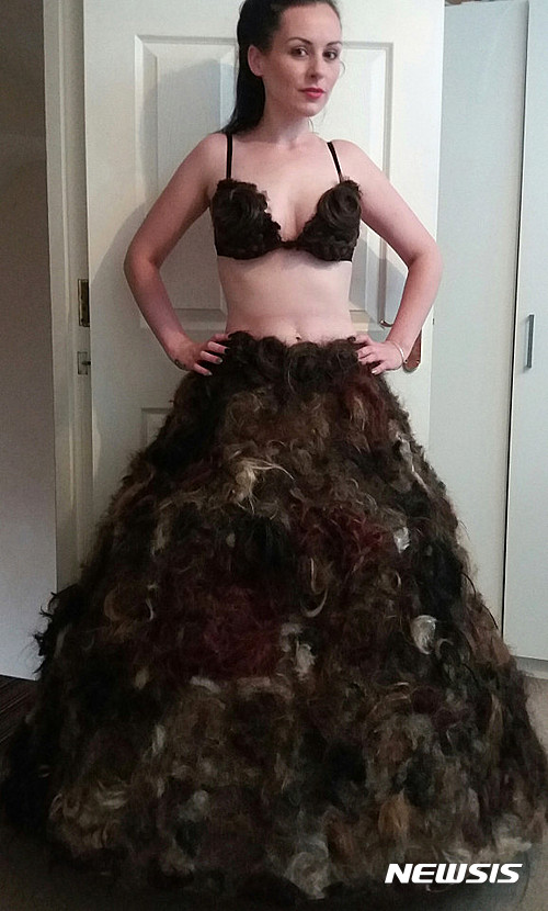 【서울=뉴시스】영국 웨이크필드에 거주하는 새라 루이즈 브라이언은 음모로 의상을 만들어 화제가 되고 있다고 영국 데일리메일이 6일 보도했다. 사진은 새라가 제작한 탑앤스커트. (사진출처: 데일리메일) 2016.07.08 