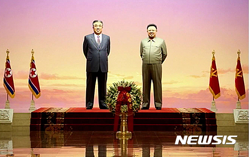 【서울=뉴시스】조선중앙TV는 김정은 노동당 위원장 겸 국무위원장이 김일성 사망 22주기를 맞아 노동당 중앙위원회 부위원장들과 함께 김 주석의 시신이 안치된 금수산태양궁전을 참배했다고 8일 보도했다. 2016.07.08. (사진= 조선중앙TV 캡쳐)&nbsp; photo@newsis.com 