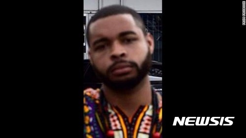 【서울=뉴시스】미국 텍사스주(州) 댈러스에서 경찰관 5명이 숨진 총격 사건의 용의자 마이카 제이비어 존슨(25)의 사진. 그는 백인 경찰을 죽이고 싶어 했던 흑인 육군 예비군으로 이번 사건은 그의 단독범행이라고 CNN, 가디언 등 외신들이 8일(현지시간) 보도했다. 2016.07.09 (사진 출처: CNN 인터넷판) 